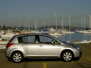 A NISSAN TIIDA - 