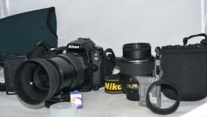 Nikon D90 12,3     ( w/18-105  )
