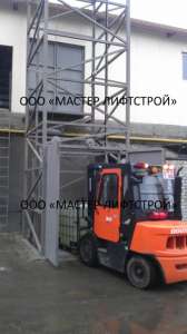 Подъемник грузовой шахтный нестандартной конструкции снаружи здания