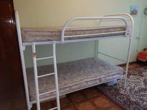 Продам двухъярусную кровать с матрасами - объявление
