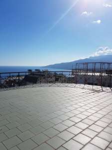 Продам пентхаус в г.Ялте с панорамой на море и горы в новом доме.