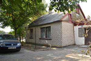 Продаётся дом с участком 10 соток в центре пгт Братское Николаевской обл. - оголошення
